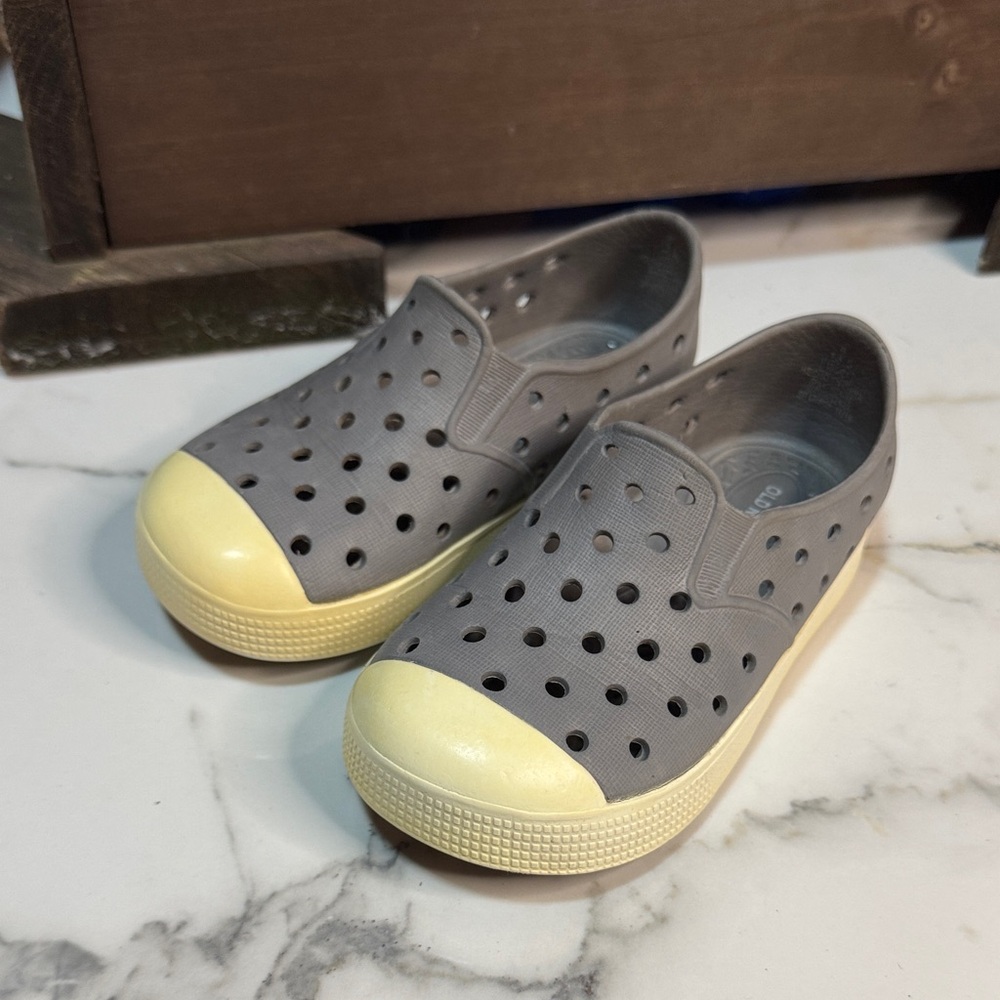 4/$15 Old Navy Gray Kids Slip-On Shoes Size 6c